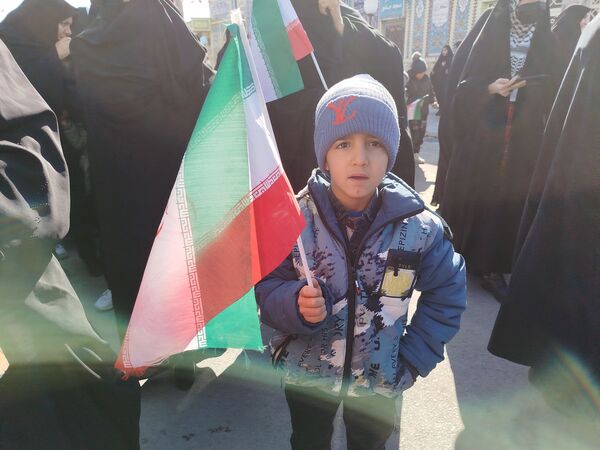 مشت‌های‌ گره خورده مردم، در راهپیمایی 22بهمن