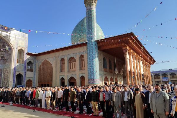 شکوه وحدت مردم شیراز در نماز عید فطر در حرم شاهچراغ(ع)
