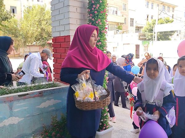 جشن شکوفه ها در مدارس شهرستان قدس، آغاز طلایی و شیرین  سال تحصیلی