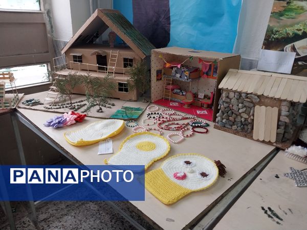 نمایشگاه آثار هنری دانش آموزان دبیرستان دلیری 