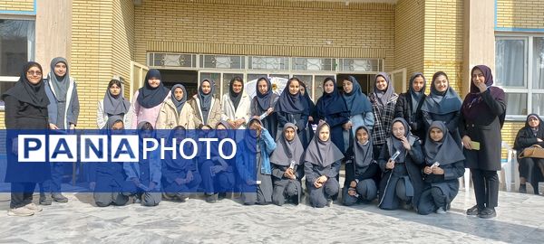 تقدیر از دانش‌آموزان برتر دبیرستان دخترانه ۱۳ آبان