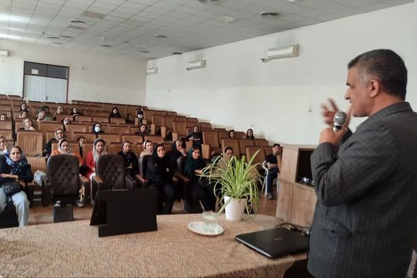 جلسه پیوند اولیا و مربیان در آموزشگاه معارف۶