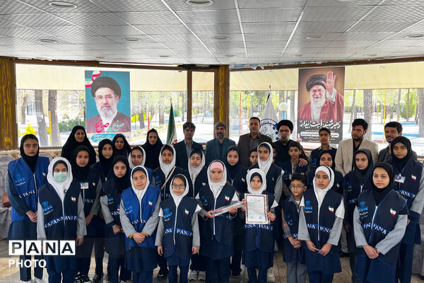‌تجلیل از دانش‌آموز خبرنگاران فعال پانا در شب‌های قرار ایستادگی آباده