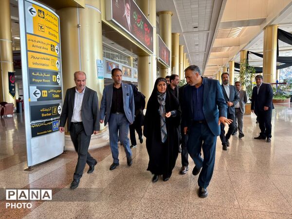 بازدید وزیر راه و شهرسازی از روند خدمات‌رسانی به زائران امام رضا(ع) در فرودگاه مشهد
