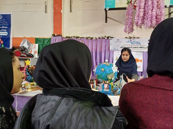 اختتامیه نمایشگاه دستاوردهای پژوهشی و فناوری دانش‌آموزان در دبیرستان شهید احمدی روشن فردیس