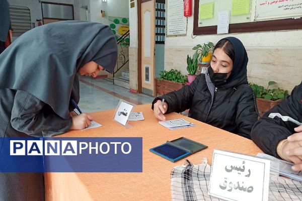 حضور پر شور دانش‌آموزان در انتخابات شورای دانش‌آموزی دبیرستان دخترانه ۱۳ آبان