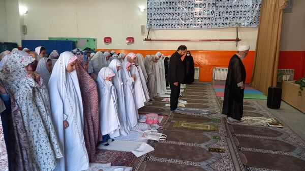 برگزاری نماز جماعت در دبستان زیور کاظمی شهرستان تفرش