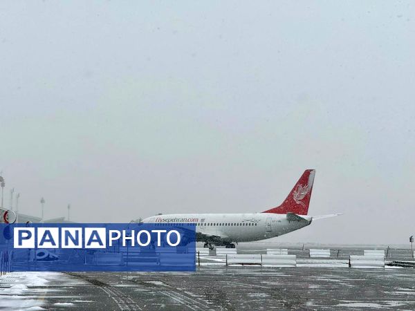 ۱۳ ساعت بعد از بارش برف در فرودگاه شهید هاشمی نژاد مشهد