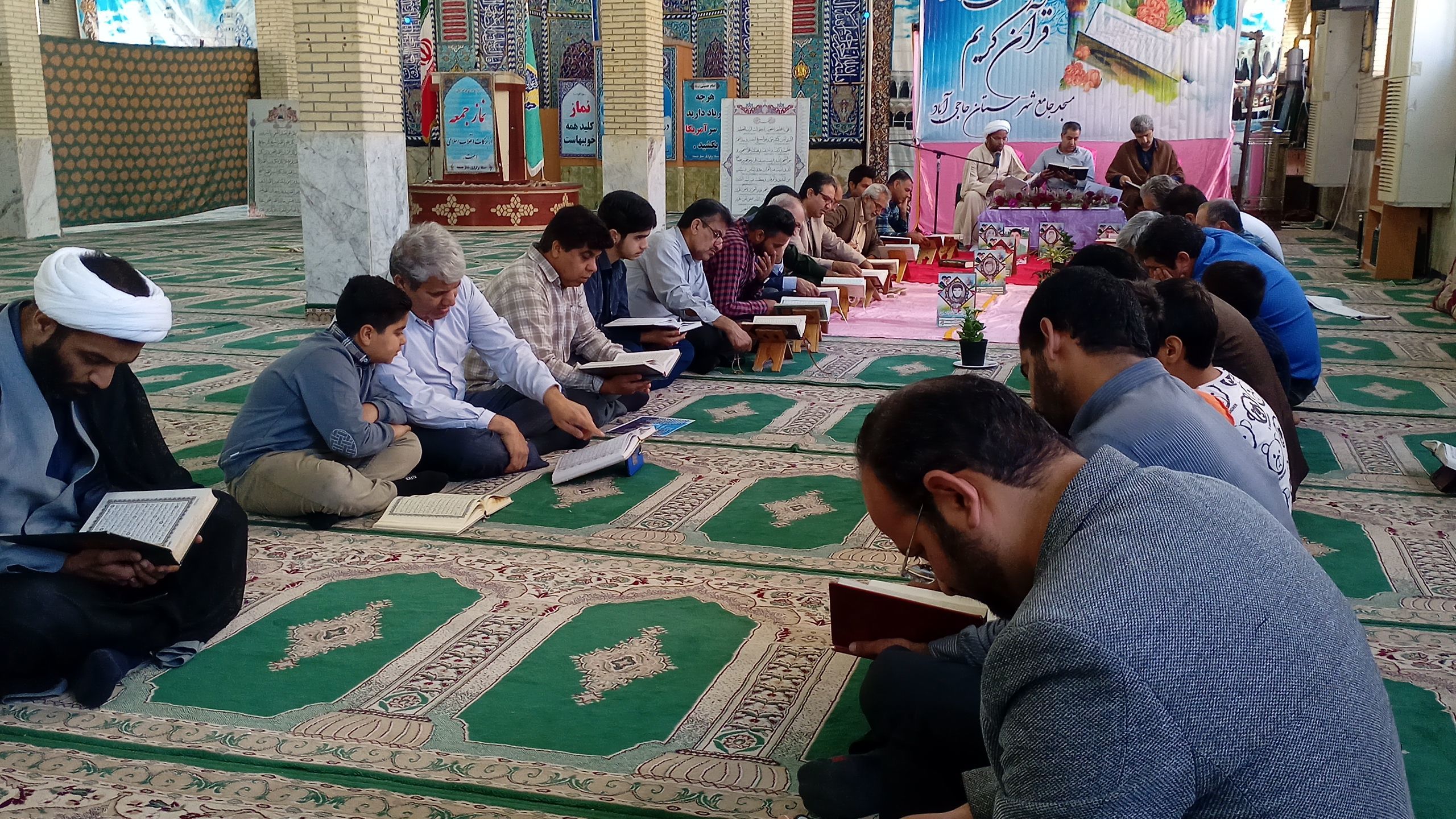 ماه مبارک رمضان ماه قرآن است 