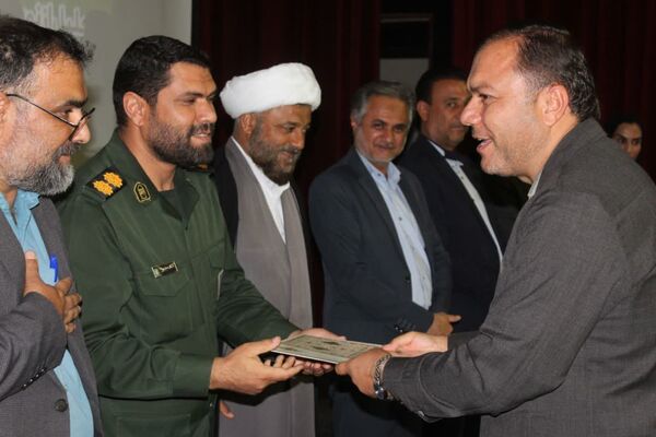 مراسم تجلیل از نویسندگان و هنرمندان شهرستان فراشبند‌