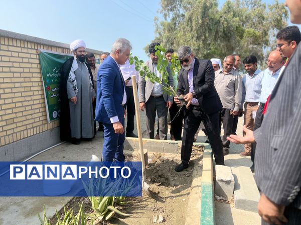 آغاز سال تحصیلی با کاشت درخت به یاد شهدای دانش‌آموز در سیریک