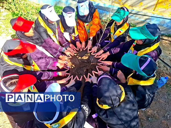  وقتی نهال‌ها هم انقلابی شدند؛ فجر در حیاط مدرسه ام‌البنین