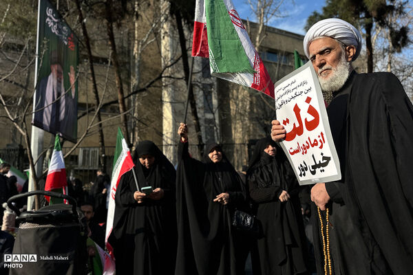مراسم بیعت با سومین رهبر انقلاب در تهران - 1