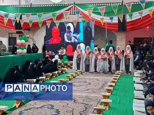 محفل انس با قرآن کریم همراه با نواخته شدن زنگ انقلاب 