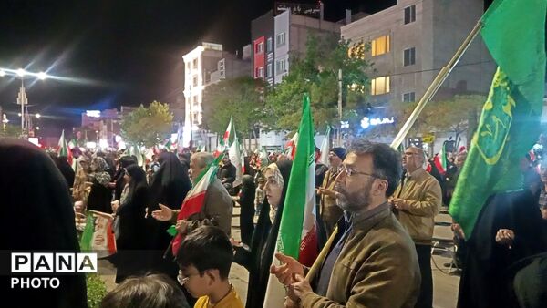 پنجاه وچهار شب در میدان پای کار ایران