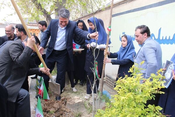 کاشت نهال همزمان با چهلمین روز شهادت فرشتگان میناب 