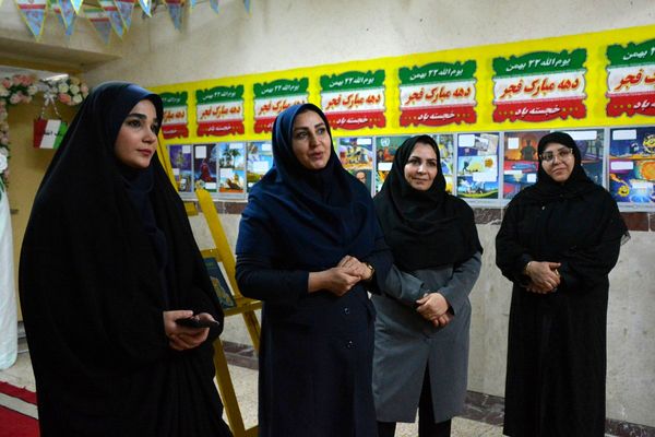 فانوس به دبیرستان حکمت آمد