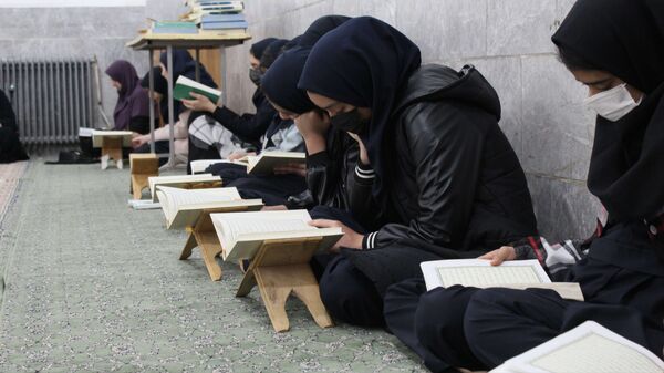 برگزاری جلسات انس با قرآن در دبیرستان دخترانه معلم 