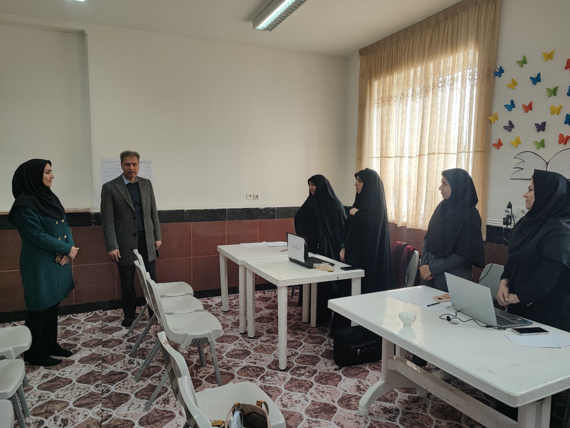 آثار دانش اموزان هنرمند کاشمر در کانون عاطفه 