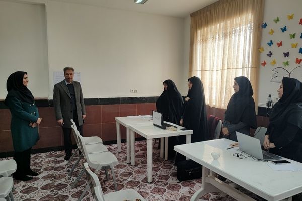 آثار دانش اموزان هنرمند کاشمر در کانون عاطفه 