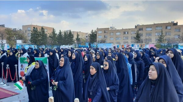 وداع دانش‌آموزان دبیرستان فرهنگیان ناحیه ۷ با شهید گمنام 