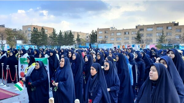 وداع دانش‌آموزان دبیرستان فرهنگیان ناحیه ۷ با شهید گمنام 