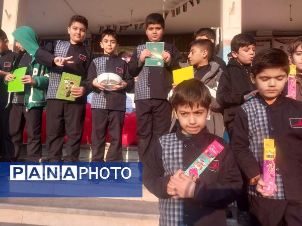 اهدای هدیه به معلمان به‌مناسبت میلاد حضرت علی (ع) و روز پدر در دبستان هیات امنایی فرهنگ