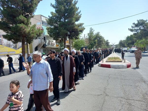 حضور دانش‌آموزان و فرهنگیان تربت‌جامی در عزاداری اربعین حسینی