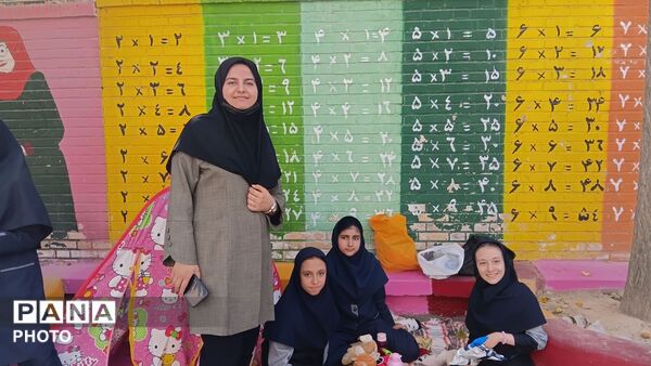 جشن شادی در حیاط مدرسه، دنیای رنگی بچه های رحمانی فرد در روز جهانی کودک