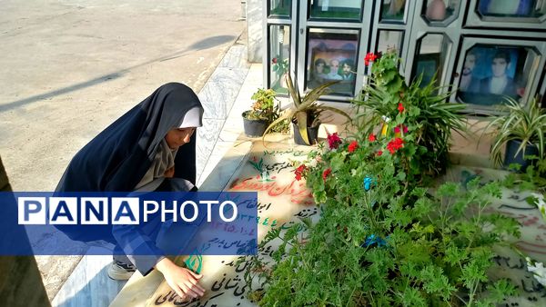 قدم‌های کوچک برخاک بزرگ