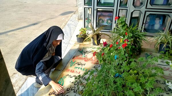 قدم‌های کوچک برخاک بزرگ