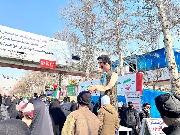 حضور دانش‌آموزان دبستان المهدی در راهپیمایی ۲۲ بهمن 