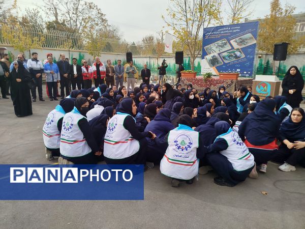 نواخته شدن بیست و ششمین زنگ نمادین استانی مانور زلزله در مدرسه شاهد ظهور آموزش و پرورش ناحیه یک