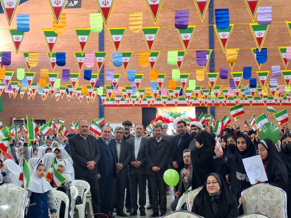 نواخته شدن زنگ انقلاب اسلامی توسط استاندار اصفهان