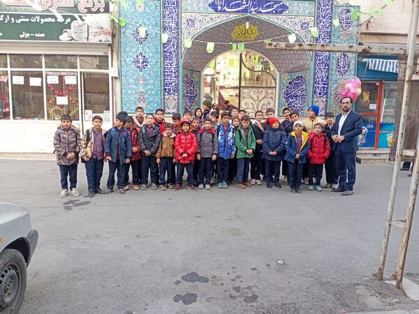 اقامه نماز جماعت ظهر توسط دانش آموزان مدرسه شهید نوروز علی حسینی 