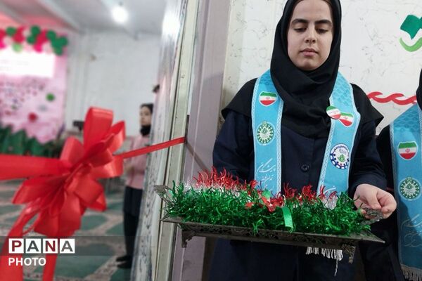 نمایشگاه مدرسه انقلاب در دبیرستان جوادالائمه بهارستان‌دو