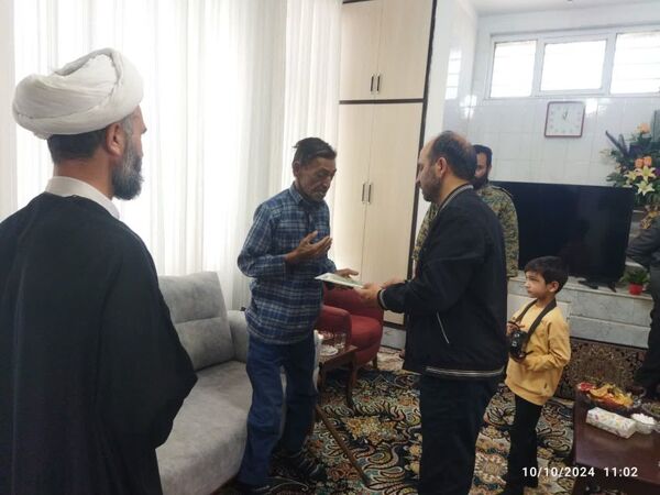 دیدار با خانواده شهدای دانش‌آموز در روستای بزنجرد شهرستان خلیل آباد