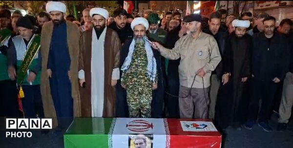 حضور دانش‌آموزان و کودکان فردیسی در راهپیمایی شبانه «جنگ رمضان»