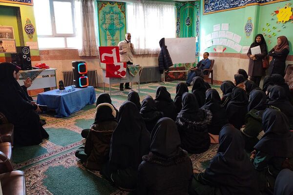  آیین پرچم‌گردانی به یاد امام حسین(ع) در مدارس فیروزکوه