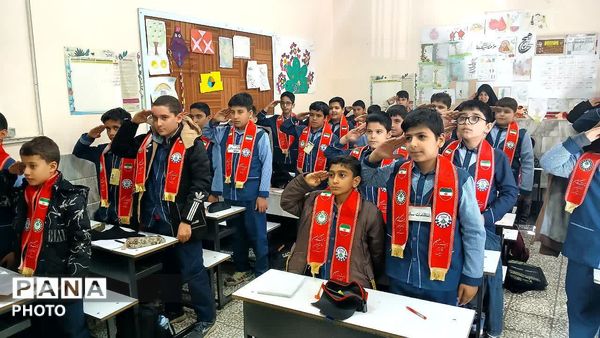آشنایی دانش‌آموزان دبستان شهید رئیسی قم با مهارت‌های تشکیلاتی پیشتازان
