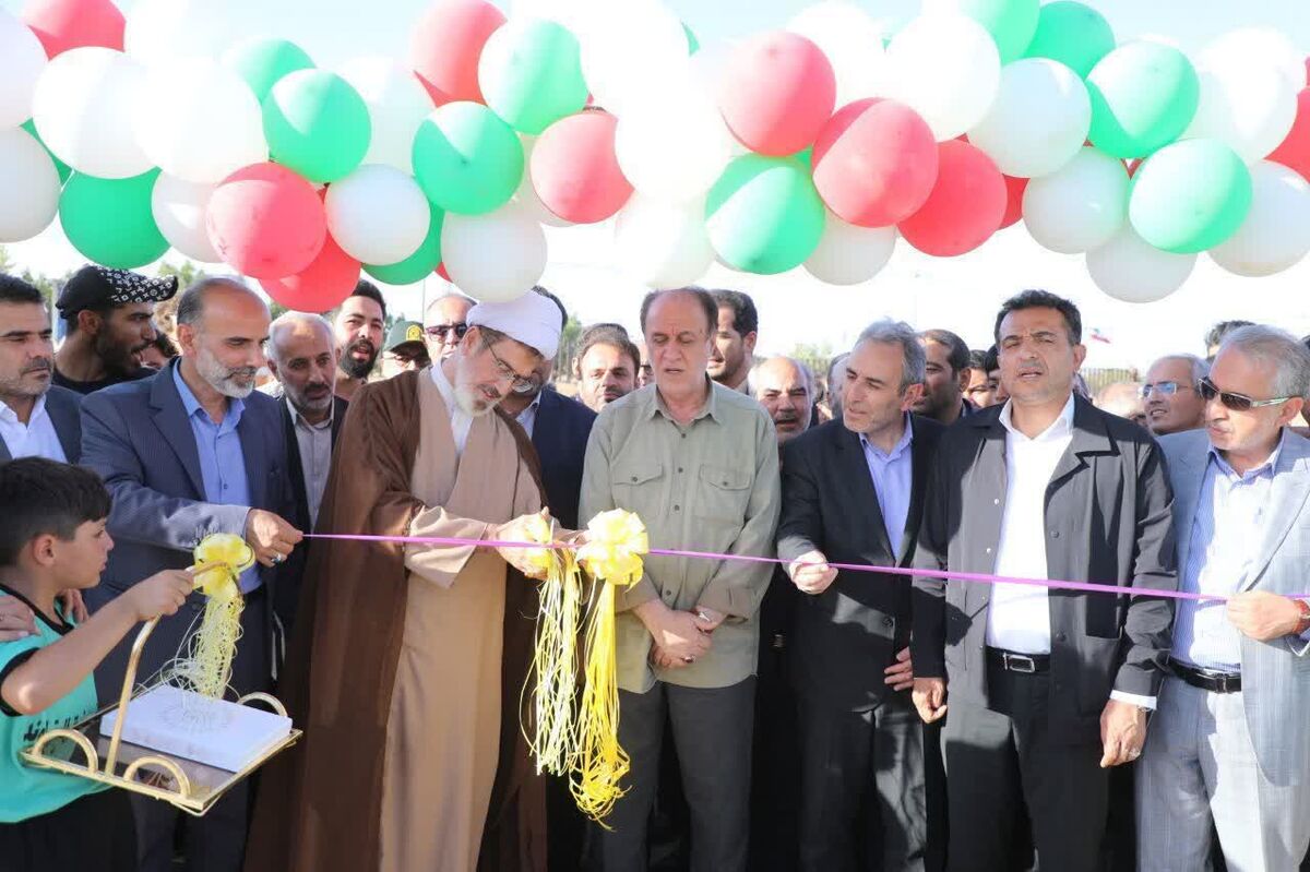 زمین چمن ورزشی در قهاوند با حضور نایب‌رئیس مجلس افتتاح شد