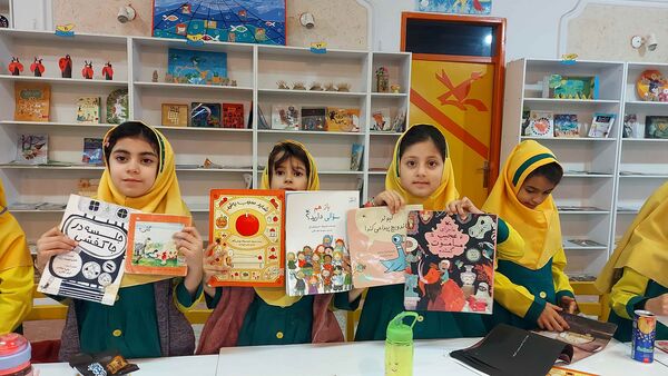 دوستی دانش‌آموزان با کتاب به‌مناسبت هفته‌ کتاب‌ و‌ کتابخانی