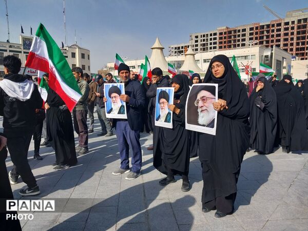 تجمع دانش آموزان و مردم غیور در سوگ رهبر معظم انقلاب در میدان شهدا مشهد مقدس