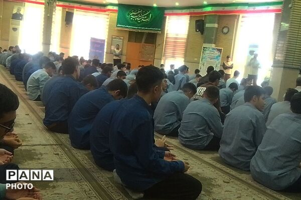 اقامه اولین نماز ماه مهر در دبیرستان حکمت نبوی ناحیه دو شهرری 