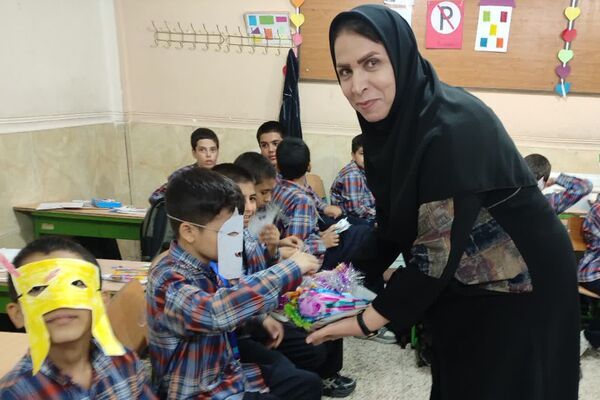  بزرگداشت روز دانش آموز در آموزشگاه معارف۶ شیراز 