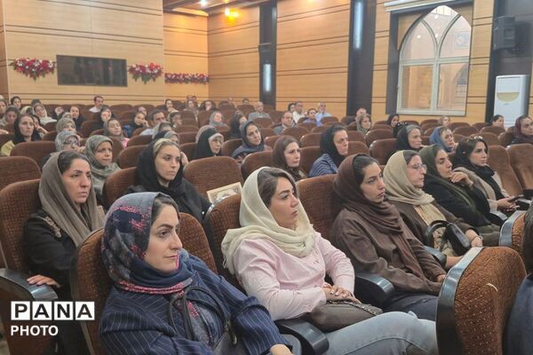 نخستین مجمع عمومی انجمن اولیا و مربیان فرزانگان ۲ شهریار