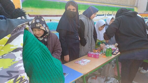 برپایی بازارچه درون مدرسه‌ای در دبستان ربابه هاشمیان یزدی شیروان