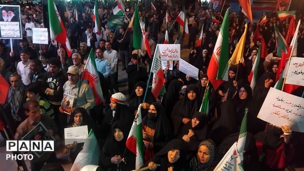 طنین دوباره شعارهای وفاداری در نورآباد؛ نود و هشتمین شب بیعت با رهبر انقلاب