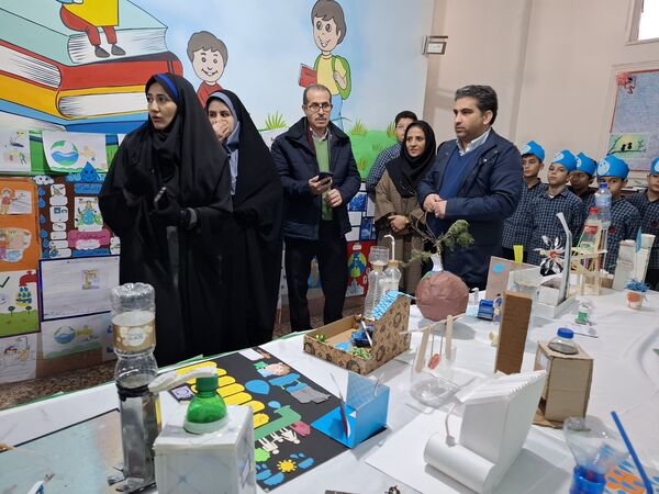 نمایشگاه دست سازه‌های دانش‌آموزان در دبستان هیأت امنایی ملاصدرا 