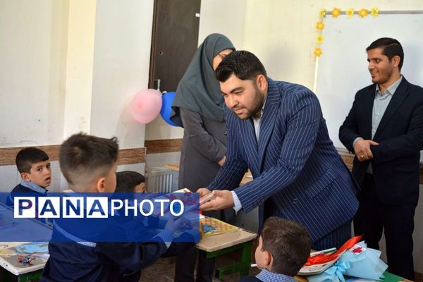 برگزاری جشن شکوفه‌های کلاس اولی دربهارستان‌دو